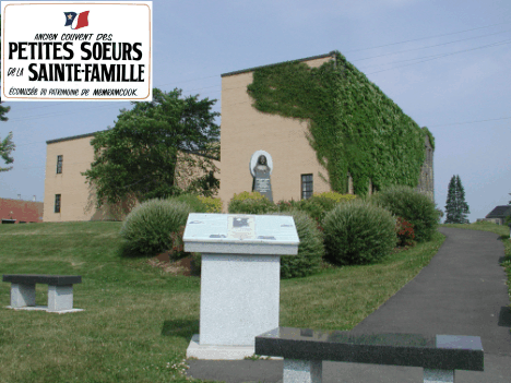 Panneau d'interprétation et monument de Mère Marie-Léonie avec l'ancien couvent des Petites Soeurs de la Sainte-Famille à l'arrière-plan