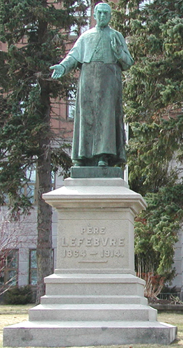 Statue du père Camille Lefebvre